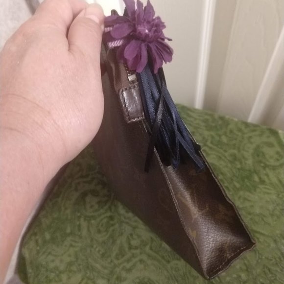 Louis Vuitton Monogram Pouch 26 - Picture 3 of 11